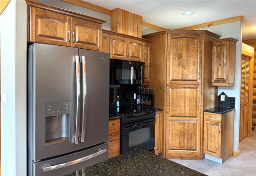 940 313Th Drive, Kimberley, BC - Indoor Photo Showing Kitchen