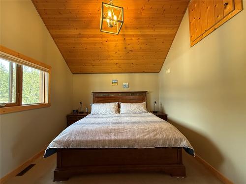 940 313Th Drive, Kimberley, BC - Indoor Photo Showing Bedroom