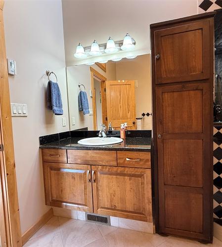 940 313Th Drive, Kimberley, BC - Indoor Photo Showing Bathroom