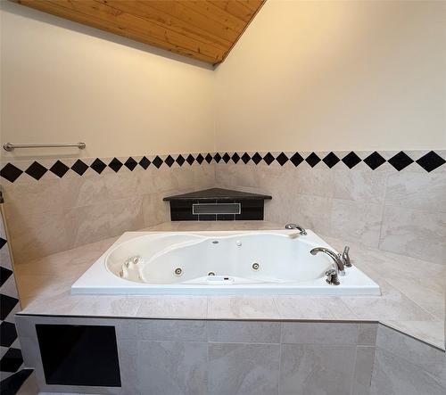 940 313Th Drive, Kimberley, BC - Indoor Photo Showing Bathroom