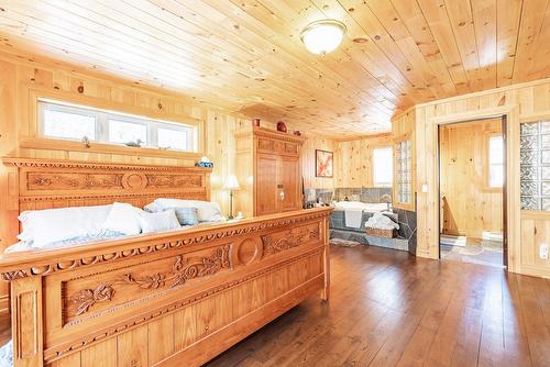 Primary bedroom - 21 Imp. Des Grands-Montets, Lac-Supérieur, QC - Indoor Photo Showing Bedroom