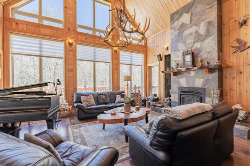 Living room - 21 Imp. Des Grands-Montets, Lac-Supérieur, QC - Indoor Photo Showing Living Room With Fireplace