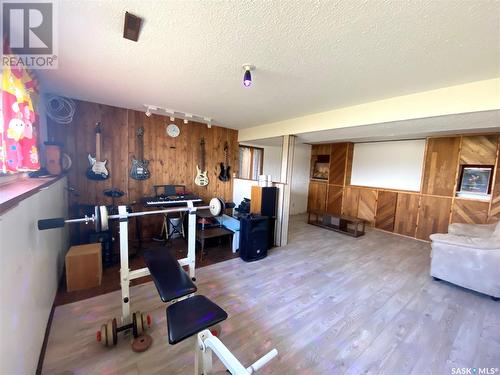 209 3Rd Avenue W, Frontier, SK - Indoor