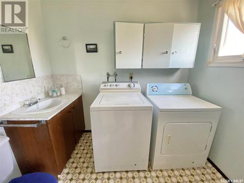 209 3Rd Avenue W, Frontier, SK - Indoor Photo Showing Laundry Room