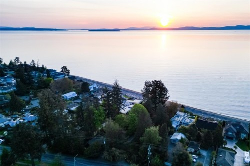 5153 Cordova Bay Rd, Saanich, BC 