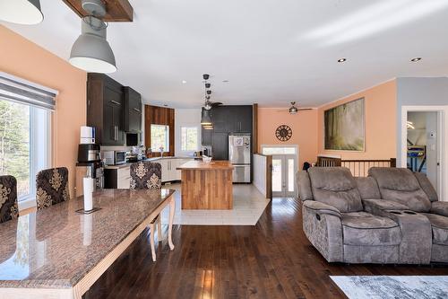 Vue d'ensemble - 6 Ch. De L'Aquarelle, Saint-Donat, QC - Indoor Photo Showing Living Room