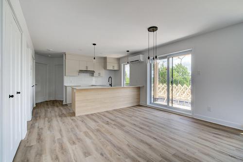 Vue d'ensemble - 3-3930 Boul. Hébert, Salaberry-De-Valleyfield, QC - Indoor Photo Showing Kitchen