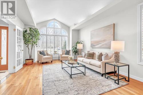 881 The Greenway, Mississauga, ON - Indoor Photo Showing Living Room