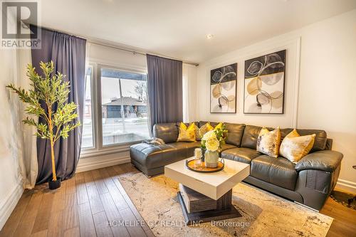 1386 Bough Beeches Boulevard, Mississauga, ON - Indoor Photo Showing Living Room