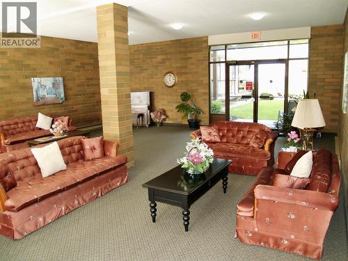 489 Highway 33 E Unit# 121, Kelowna, BC - Indoor Photo Showing Living Room