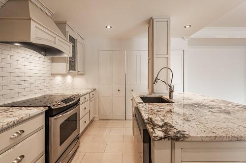 Kitchen - 606-30 Ch. Bates, Montréal (Outremont), QC - Indoor Photo Showing Kitchen With Upgraded Kitchen