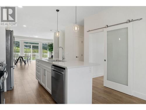 720 Valley Road Unit# 46, Kelowna, BC - Indoor Photo Showing Kitchen With Upgraded Kitchen