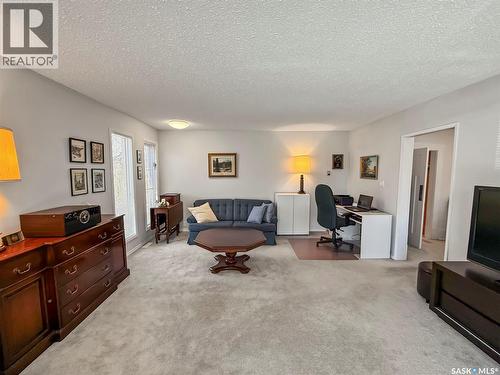 570 4Th Avenue Ne, Swift Current, SK - Indoor Photo Showing Living Room