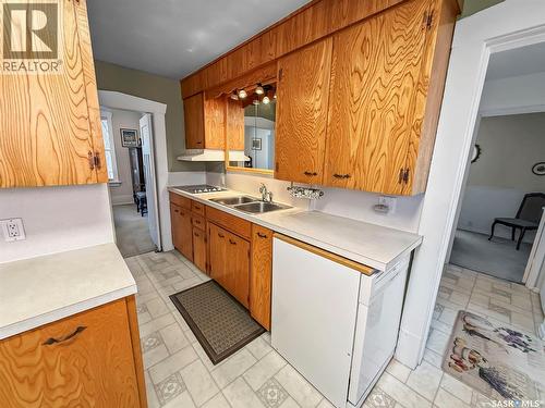 570 4Th Avenue Ne, Swift Current, SK - Indoor Photo Showing Kitchen With Double Sink
