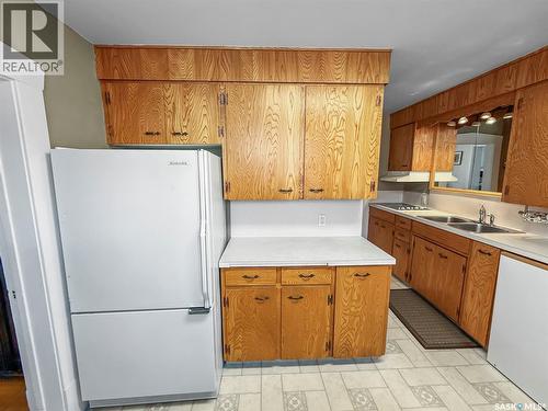 570 4Th Avenue Ne, Swift Current, SK - Indoor Photo Showing Kitchen With Double Sink