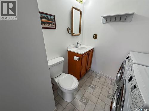 570 4Th Avenue Ne, Swift Current, SK - Indoor Photo Showing Bathroom