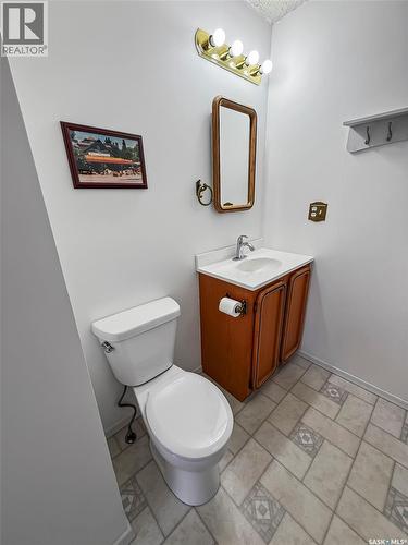 570 4Th Avenue Ne, Swift Current, SK - Indoor Photo Showing Bathroom