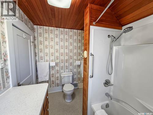 570 4Th Avenue Ne, Swift Current, SK - Indoor Photo Showing Bathroom