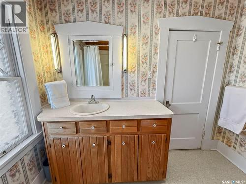 570 4Th Avenue Ne, Swift Current, SK - Indoor Photo Showing Bathroom
