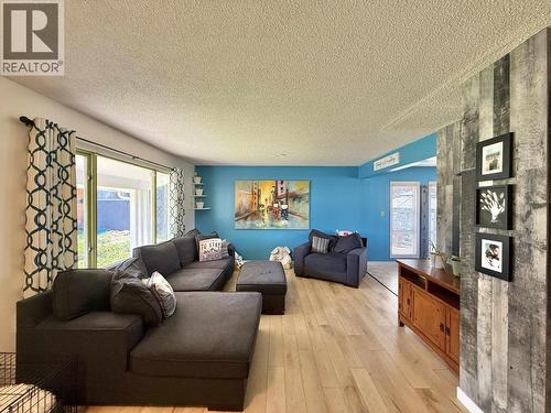 124 Lindsay Street, Quesnel, BC - Indoor Photo Showing Living Room