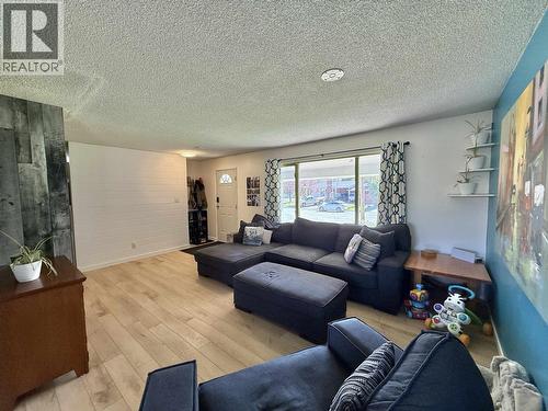 124 Lindsay Street, Quesnel, BC - Indoor Photo Showing Living Room
