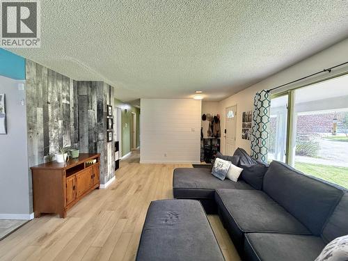 124 Lindsay Street, Quesnel, BC - Indoor Photo Showing Living Room