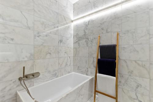 Bathroom - 5123 Av. De L'Esplanade, Montréal (Le Plateau-Mont-Royal), QC - Indoor Photo Showing Bathroom