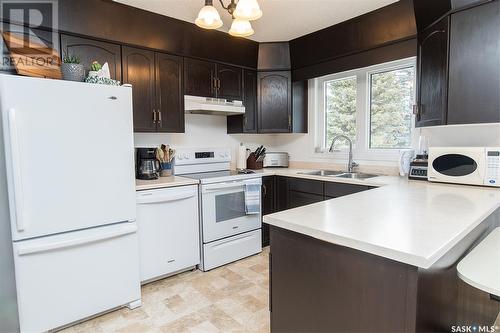512 4Th Street E, Wynyard, SK - Indoor Photo Showing Kitchen With Double Sink