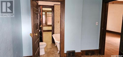 414 2Nd Avenue Nw, Swift Current, SK - Indoor Photo Showing Bathroom