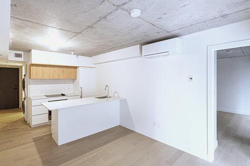 Dining room - 309-1 Av. Viger O., Montréal (Ville-Marie), QC - Indoor Photo Showing Kitchen