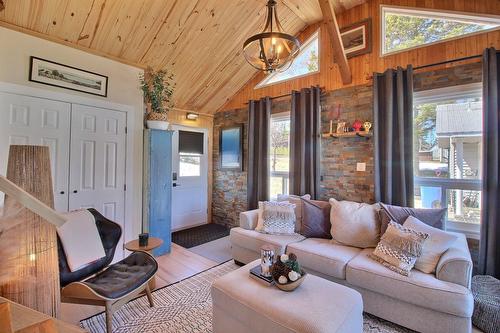 Salon - 264 Route 170, Sagard, QC - Indoor Photo Showing Living Room