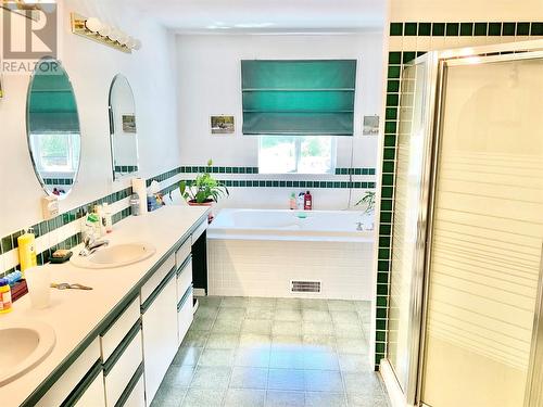 1660 3 Highway, Midway, BC 