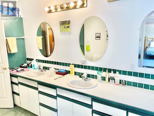 1660 3 Highway, Midway, BC 