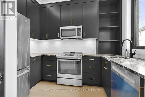 72 Arrowwood Path, Middlesex Centre (Ilderton), ON - Indoor Photo Showing Kitchen With Upgraded Kitchen