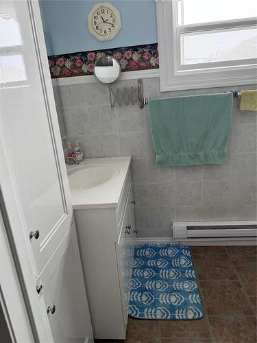 77 Railway Avenue, Benito, MB - Indoor Photo Showing Bathroom