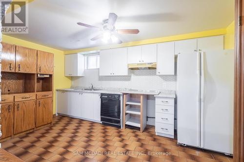 1632 Anworld Court, Mississauga, ON - Indoor Photo Showing Kitchen