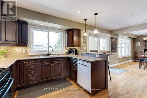 4451 Cosburn Crescent, Burlington, ON - Indoor Photo Showing Kitchen