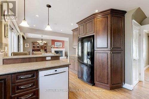 4451 Cosburn Crescent, Burlington, ON - Indoor Photo Showing Kitchen