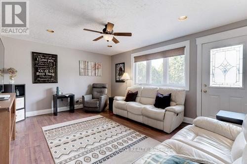 4451 Cosburn Crescent, Burlington, ON - Indoor Photo Showing Living Room