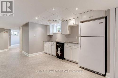 4451 Cosburn Crescent, Burlington, ON - Indoor Photo Showing Kitchen