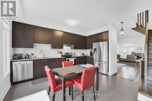 555 Mermaid Crescent, Mississauga, ON - Indoor Photo Showing Kitchen With Upgraded Kitchen