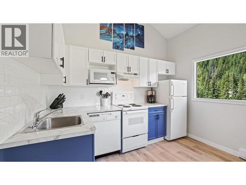 2035 Panorama Drive Unit# 237, Panorama, BC - Indoor Photo Showing Kitchen