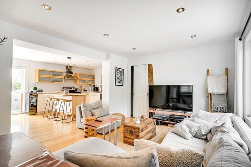 Living room - 366 Ch. Du Lac-Millette, Saint-Sauveur, QC - Indoor Photo Showing Living Room
