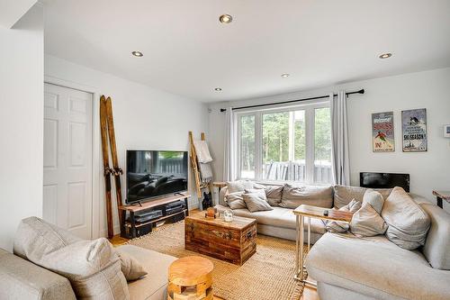 Living room - 366 Ch. Du Lac-Millette, Saint-Sauveur, QC - Indoor Photo Showing Living Room