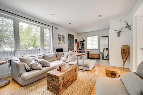 Living room - 366 Ch. Du Lac-Millette, Saint-Sauveur, QC - Indoor Photo Showing Living Room