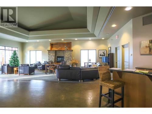 580 Sarsons Road Unit# 117, Kelowna, BC - Indoor Photo Showing Living Room With Fireplace