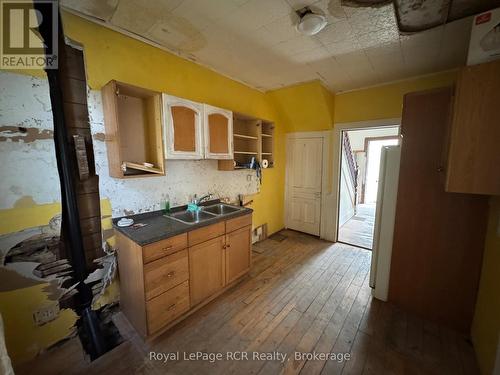 966 3Rd Avenue W, Owen Sound, ON - Indoor Photo Showing Kitchen With Double Sink