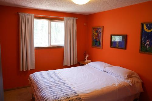 6681 26 Mile Frontage Road, Clinton, BC - Indoor Photo Showing Bedroom