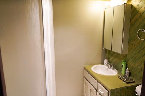 6681 26 Mile Frontage Road, Clinton, BC - Indoor Photo Showing Bathroom