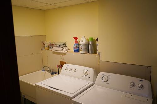 6681 26 Mile Frontage Road, Clinton, BC - Indoor Photo Showing Laundry Room